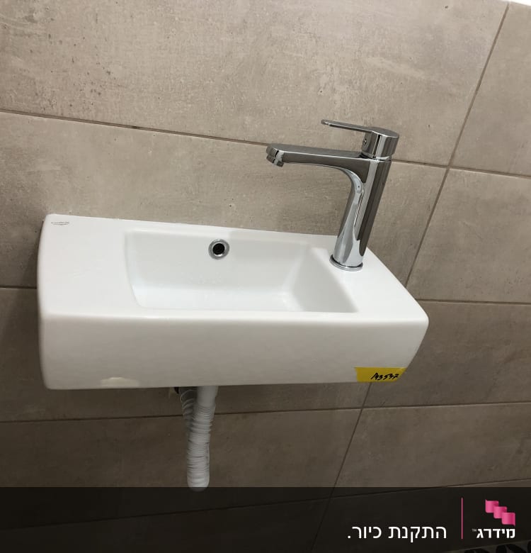 כיור קטן עם ברז וכיור פלסטיק